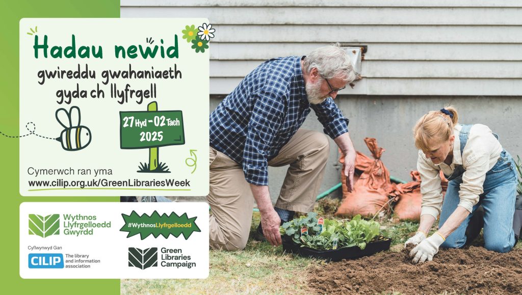Gwirfoddolwyr yn helpu mewn gardd llyfrgell